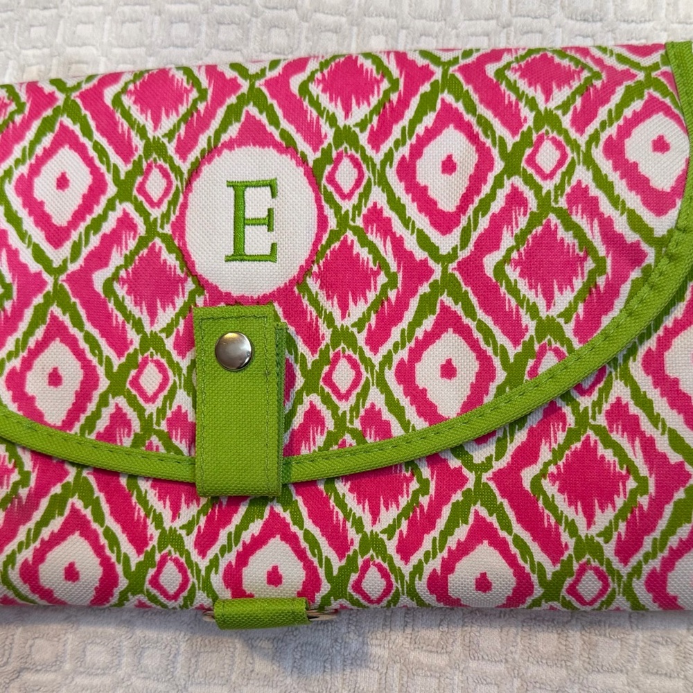 Foldable Travel Bag   (E) Embroidered Letter 
Pink & Green Ikat Print Clean